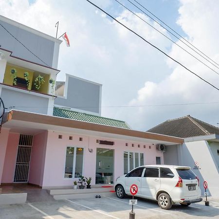 RedDoorz near Rita Supermall Purwokerto 2 Esterno foto