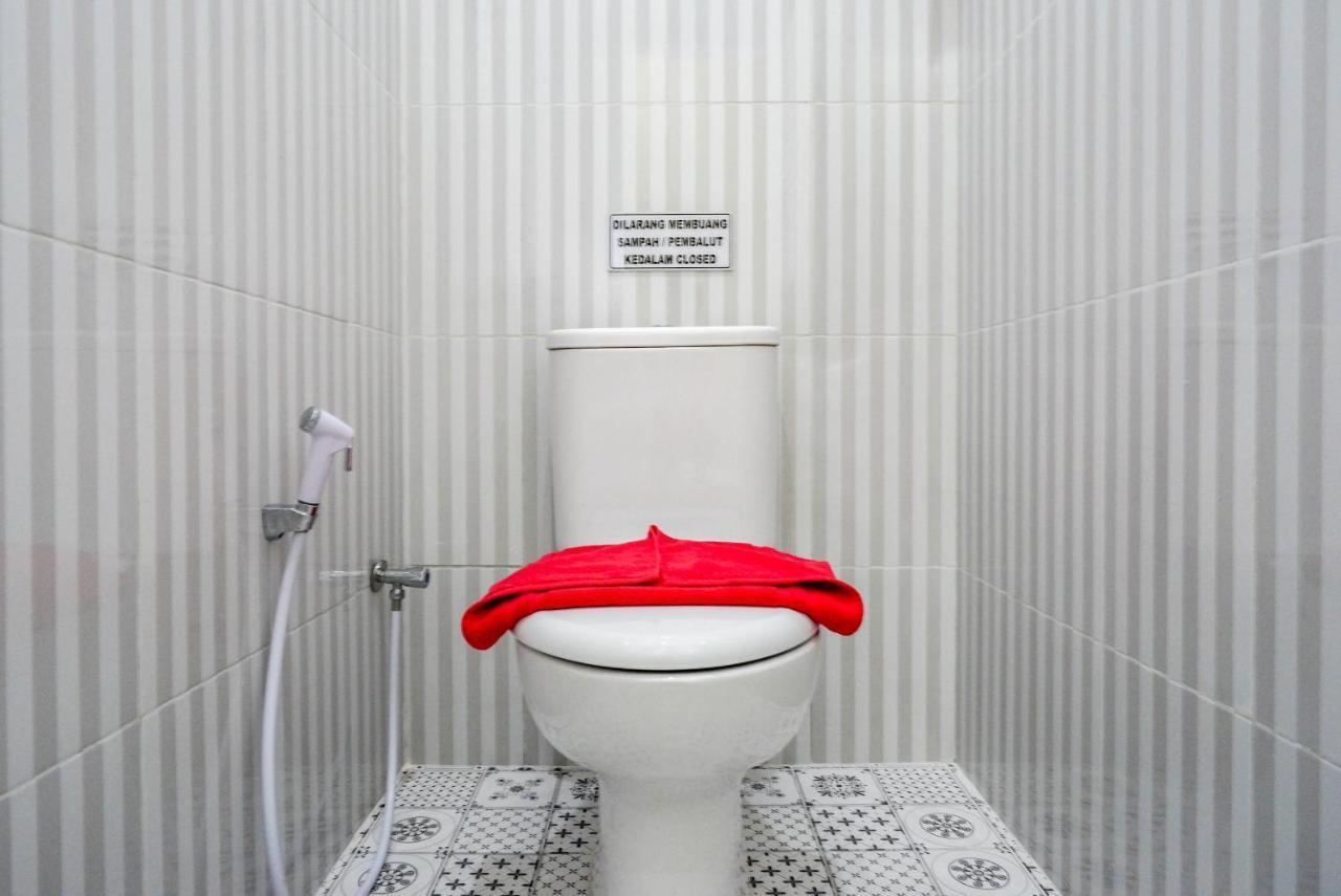 RedDoorz near Rita Supermall Purwokerto 2 Esterno foto