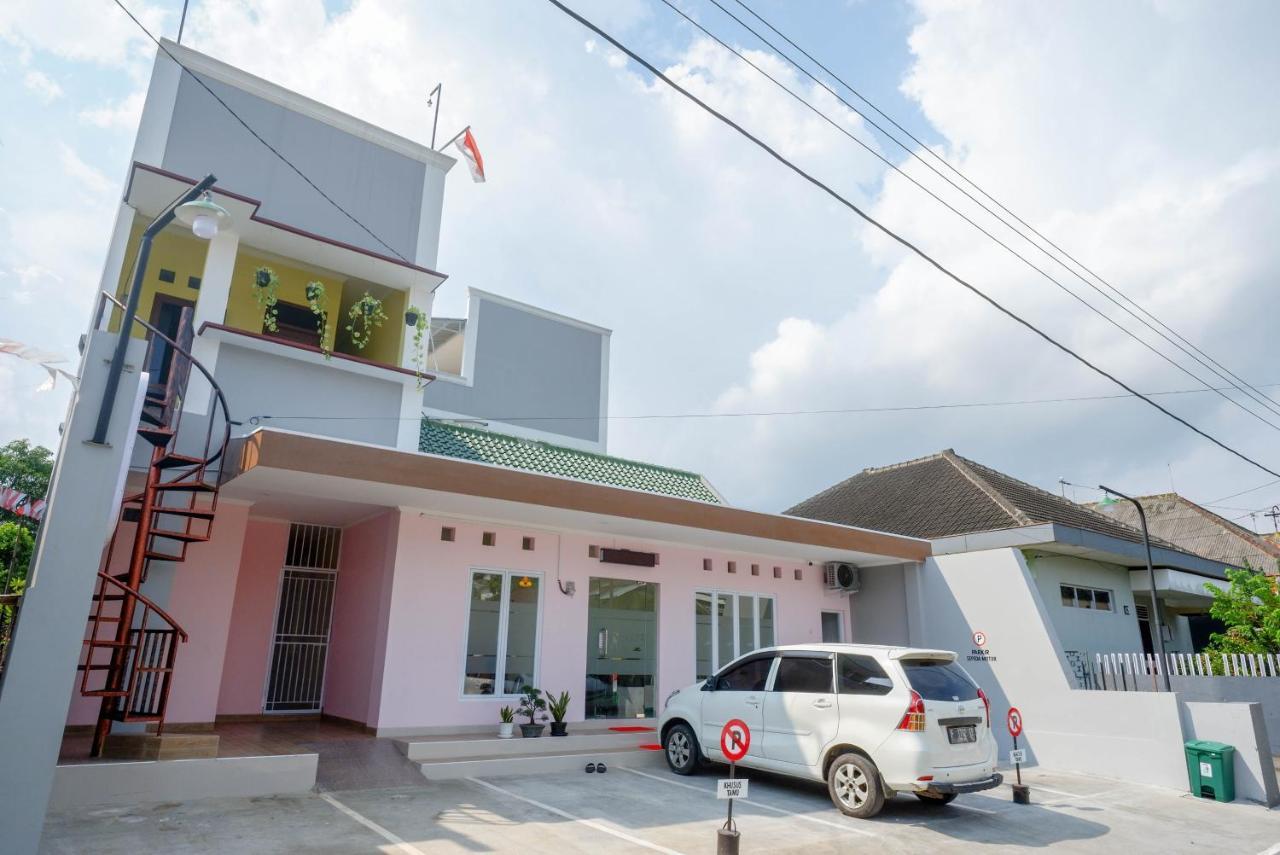RedDoorz near Rita Supermall Purwokerto 2 Esterno foto