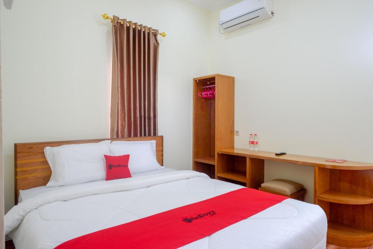 RedDoorz near Rita Supermall Purwokerto 2 Esterno foto