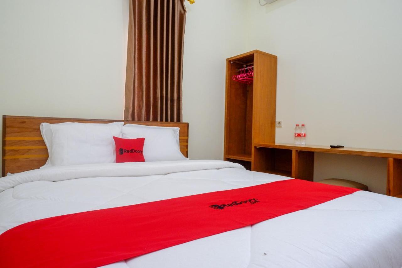 RedDoorz near Rita Supermall Purwokerto 2 Esterno foto