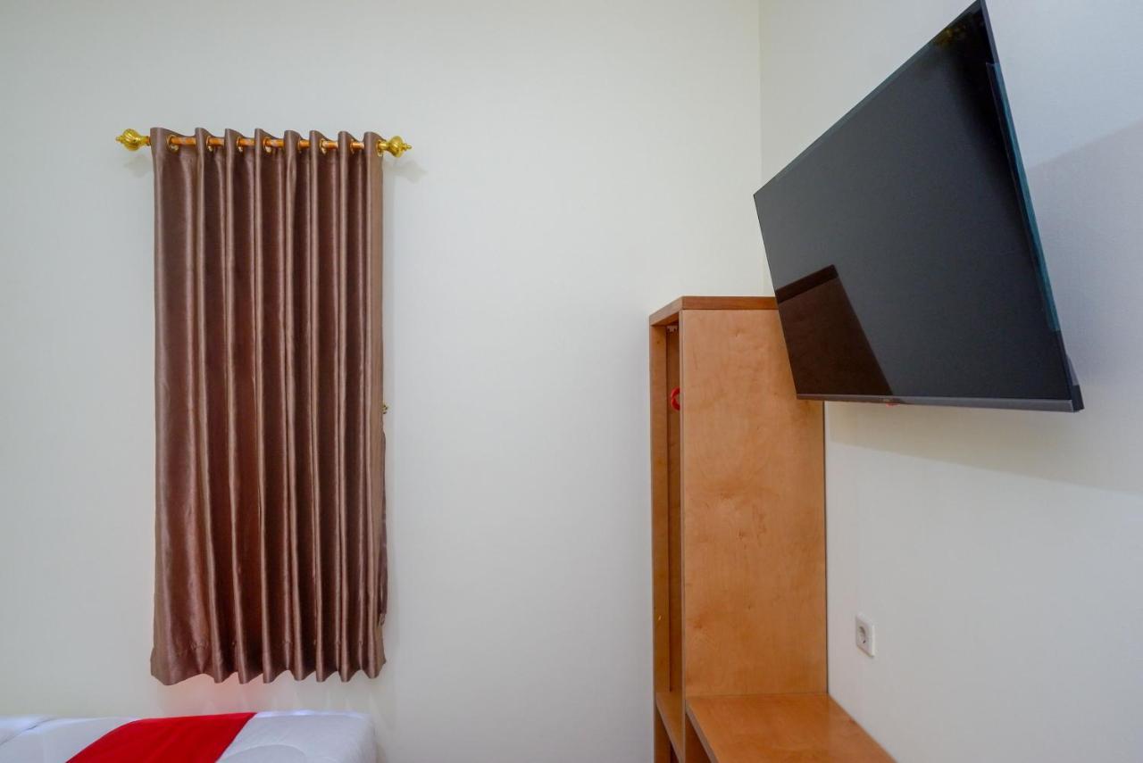 RedDoorz near Rita Supermall Purwokerto 2 Esterno foto