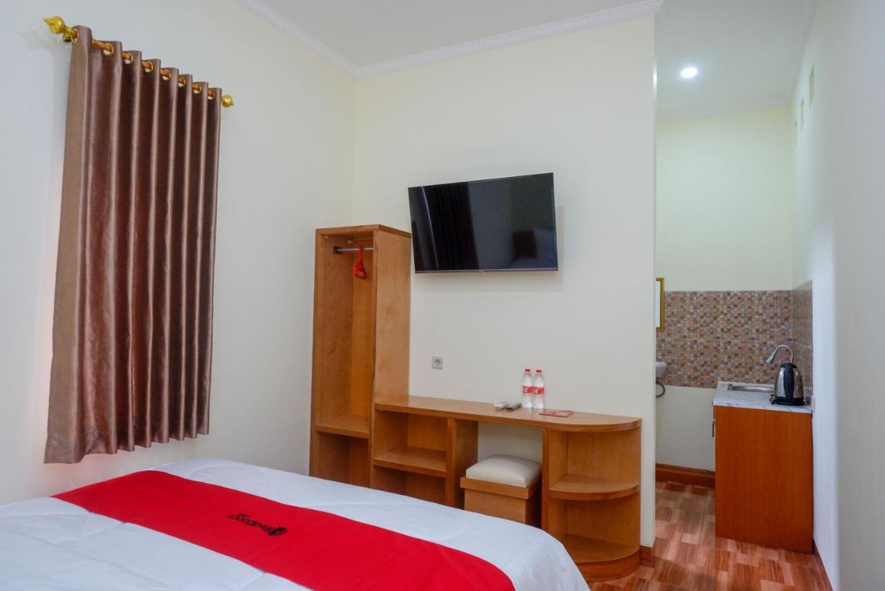 RedDoorz near Rita Supermall Purwokerto 2 Esterno foto