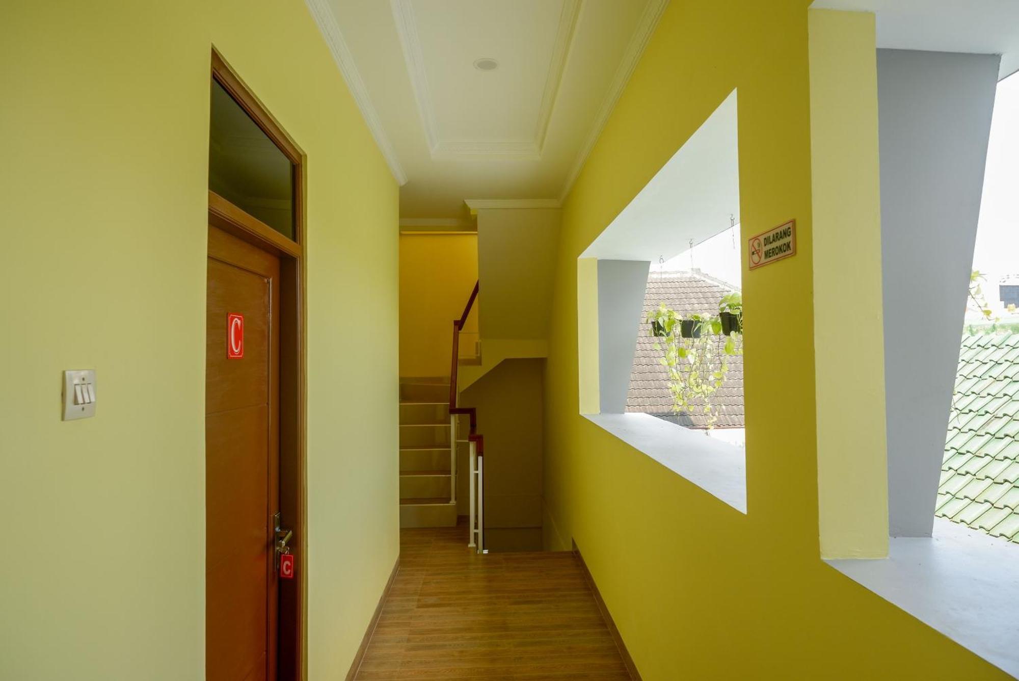 RedDoorz near Rita Supermall Purwokerto 2 Esterno foto