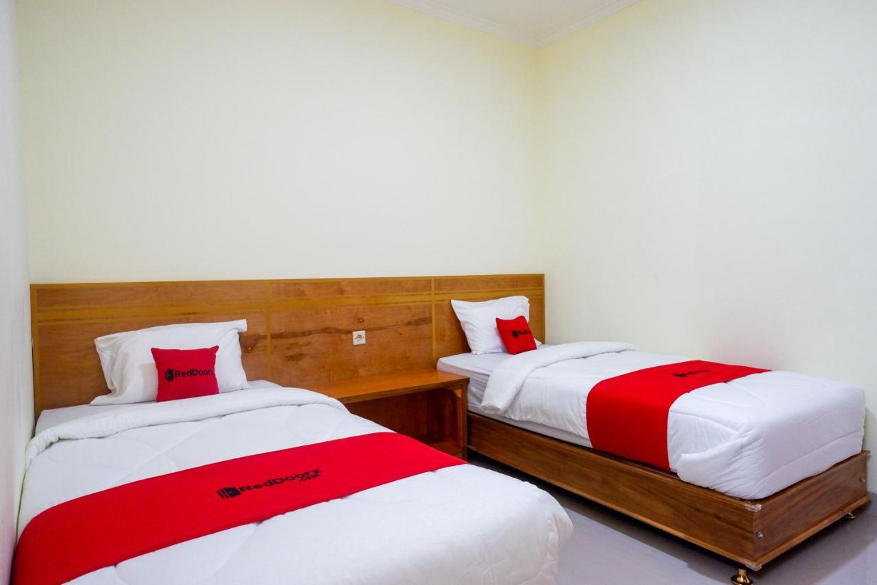 RedDoorz near Rita Supermall Purwokerto 2 Esterno foto