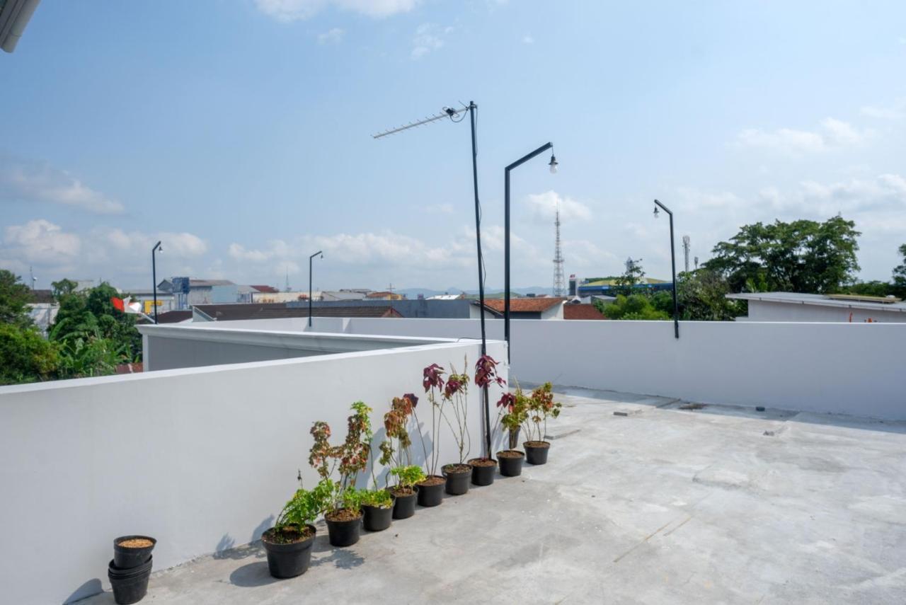 RedDoorz near Rita Supermall Purwokerto 2 Esterno foto