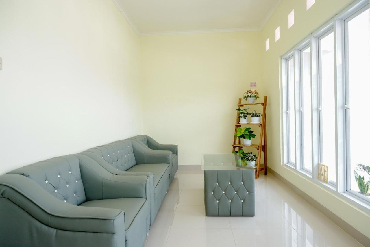RedDoorz near Rita Supermall Purwokerto 2 Esterno foto