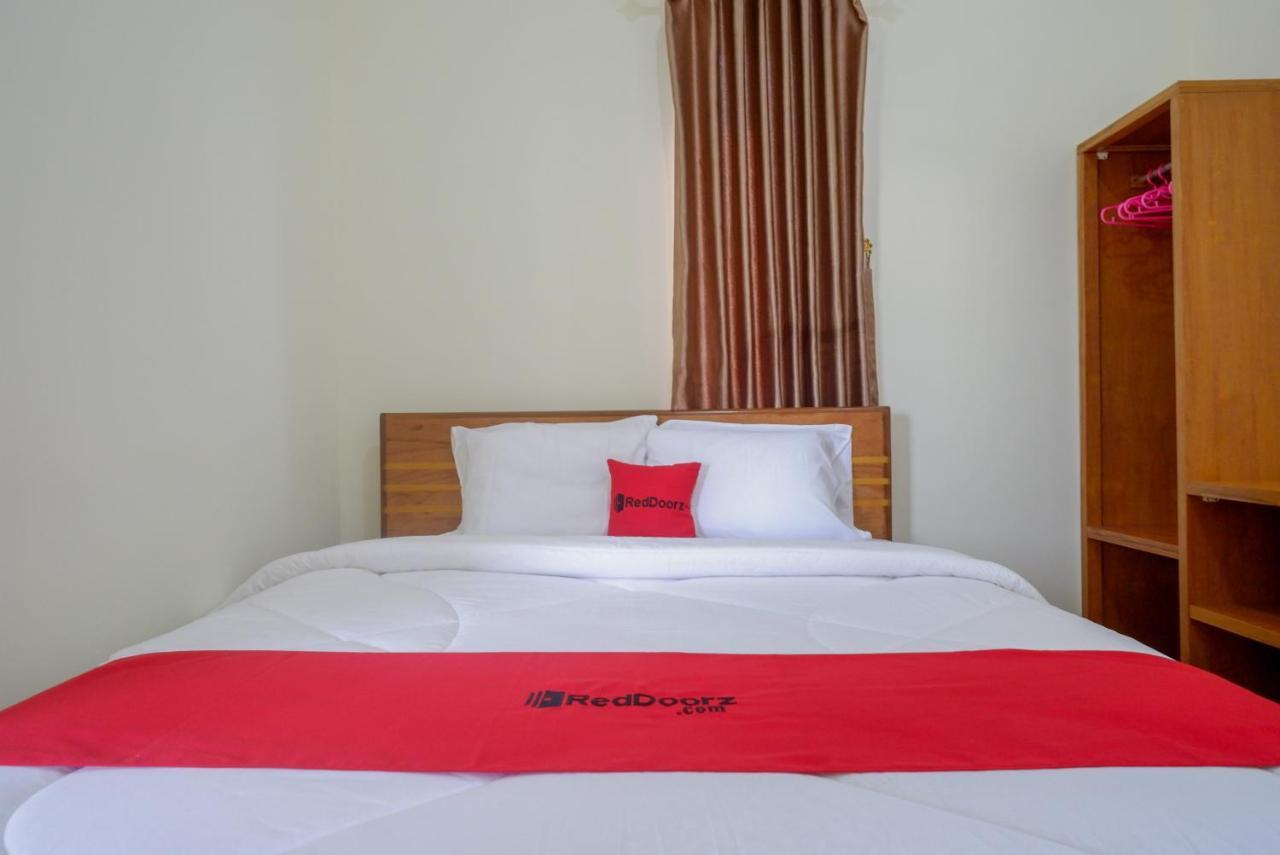 RedDoorz near Rita Supermall Purwokerto 2 Esterno foto