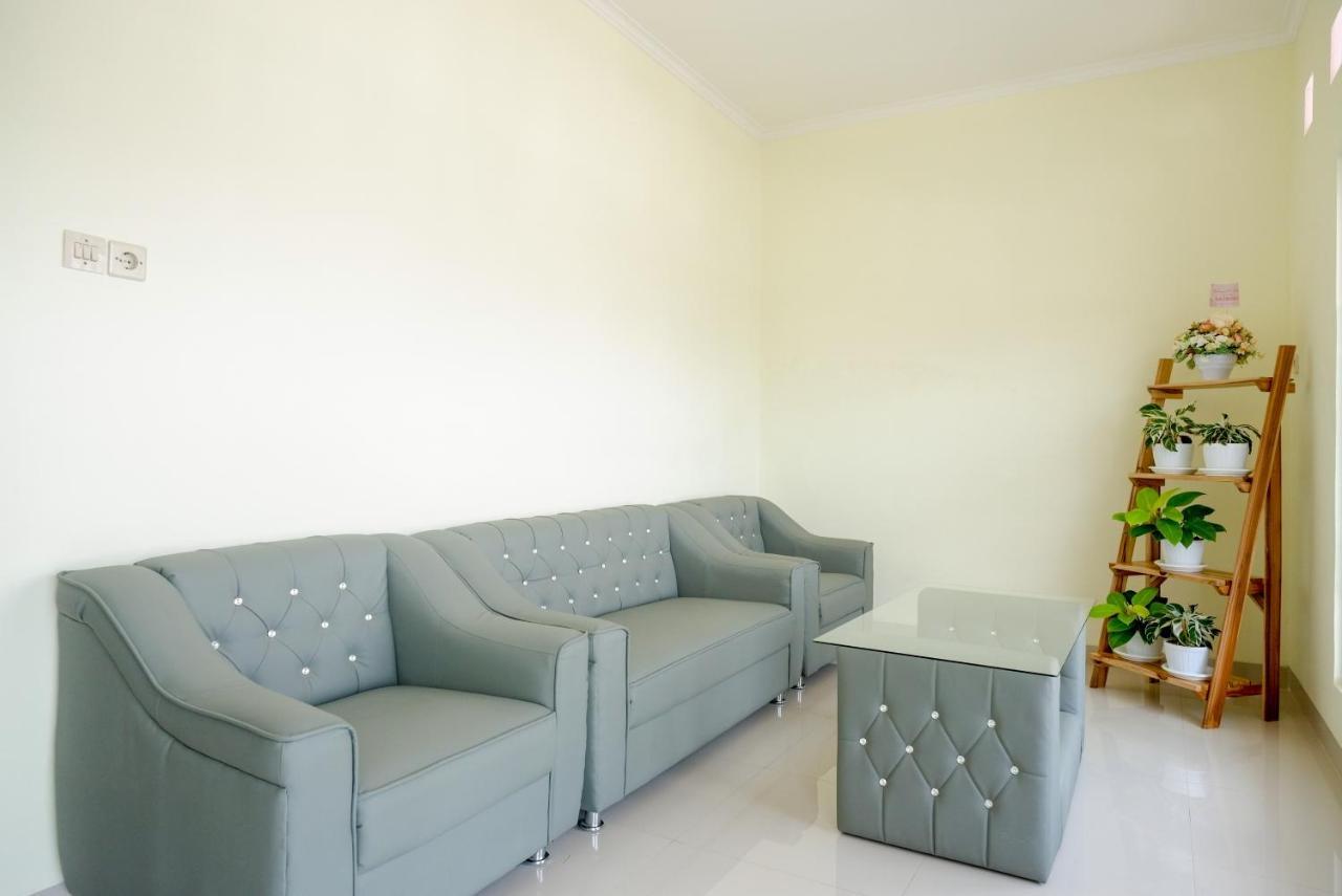 RedDoorz near Rita Supermall Purwokerto 2 Esterno foto