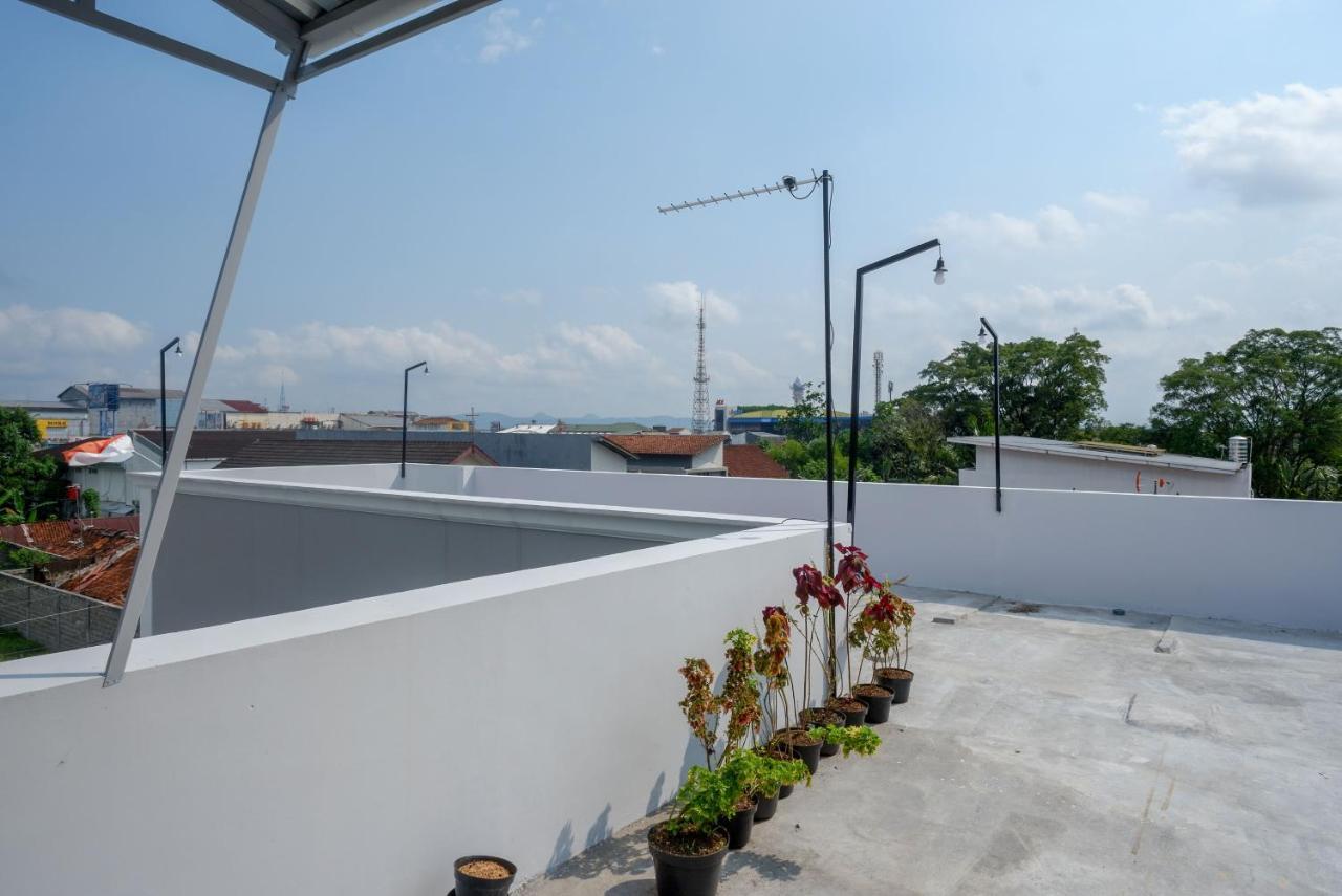 RedDoorz near Rita Supermall Purwokerto 2 Esterno foto