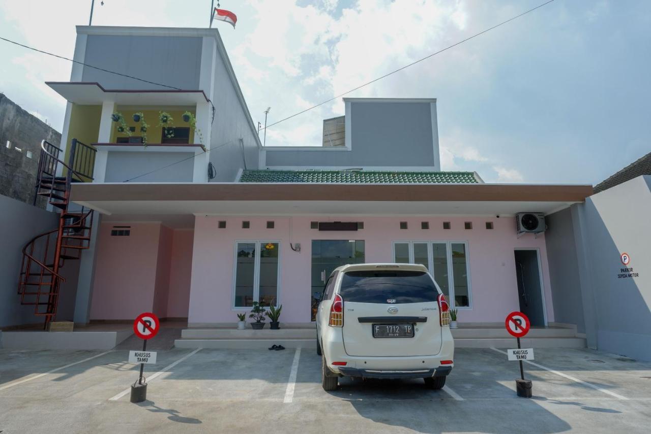 RedDoorz near Rita Supermall Purwokerto 2 Esterno foto