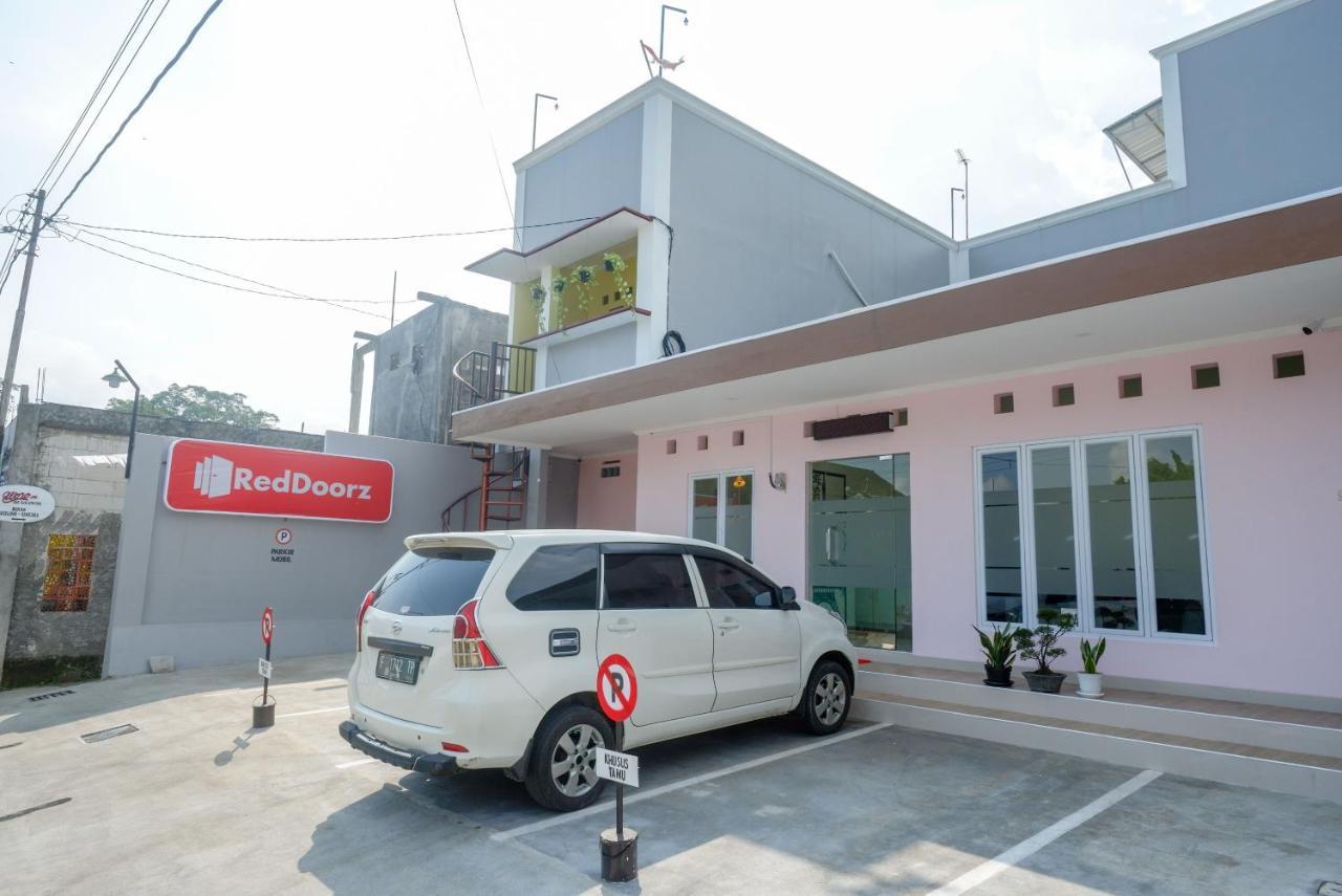 RedDoorz near Rita Supermall Purwokerto 2 Esterno foto