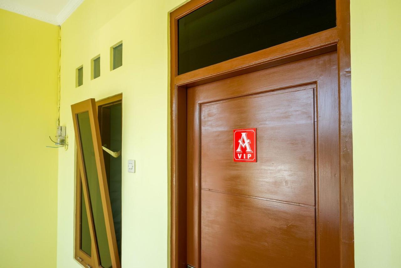 RedDoorz near Rita Supermall Purwokerto 2 Esterno foto